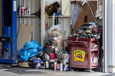 Tokyo, Japonya, 3 Kasım 2023: Bir binanın dışındaki çöp bidonları taştı