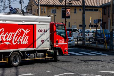 Tokyo, Japonya, 3 Kasım 2023: Sokaktaki Coca-Cola dağıtım kamyonu