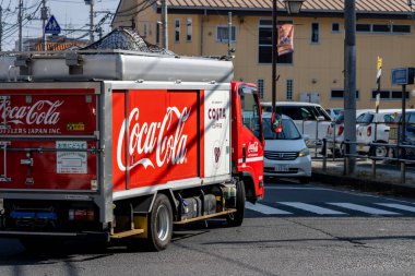 Tokyo, Japonya, 3 Kasım 2023: Sokaktaki Coca-Cola dağıtım kamyonu