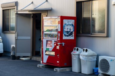 Tokyo, Japonya, 3 Kasım 2023: Bir Yerel İşletmenin Dışında Otomat