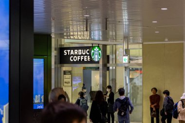 Tokyo, Japonya, 3 Kasım 2023: Müşteriler Starbucks Kahve dükkanına giriyor