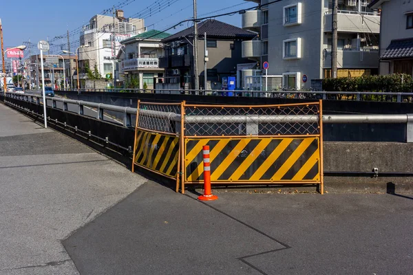 Tokyo, Japonya, 3 Kasım 2023: Arka planda konut binaları bulunan şehir rayları