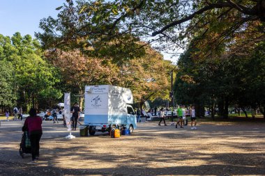 Tokyo, Japonya, 4 Kasım 2023: Yoğun Park 'ta Seyyar Kahve Dükkanı Van Servis Müşterileri