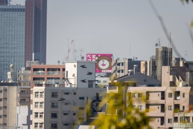 Tokyo, Japonya, 4 Kasım 2023: Tokyo 'nun Residential Area' sında Sevimli Çizgi Film Billboard 'lu Şehir Manzarası