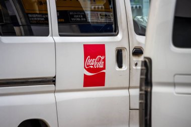 Tokyo, Japonya, 4 Kasım 2023: Şehir Merkezinde Beyaz Araç Üzerine Coca-Cola Logosu