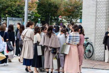 Tokyo, Japonya, 4 Kasım 2023: Şık Giyimli Japon Kadınlardan oluşan bir grup
