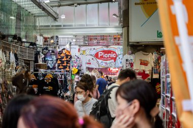 Tokyo, Japonya, 4 Kasım 2023: Tokyo 'da Kalabalık ve Renkli Dükkanlarla Dolu Sokak