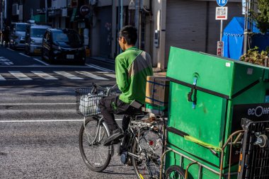 Tokyo, Japonya, 4 Kasım 2023: Tokyo Caddesi 'nde Kargo Bisikletli Teslimat İşçisi