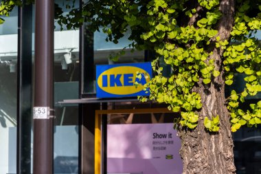 Tokyo, Japonya, 4 Kasım 2023: IKEA Mağaza Tabelası Şehir Ayarlarında Yapraklar Kısmen Gizlenmiş
