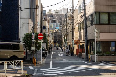 Tokyo, Japonya, 4 Kasım 2023: Sessiz Tokyo Geçidi Yaya geçidi ve Giriş Yasaktır