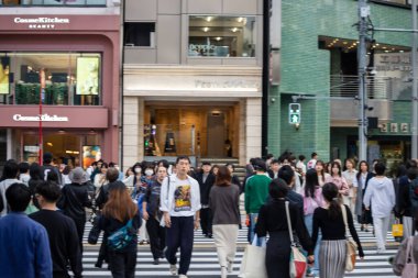 Tokyo, Japonya, 4 Kasım 2023: Tokyo 'nun Alışveriş Alanında Kalabalık Yayalar Geçidi