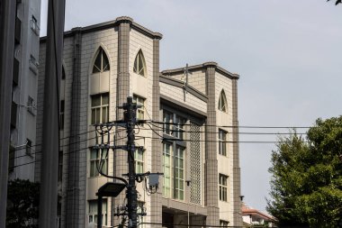 Tokyo, Japonya, 4 Kasım 2023: Tokyo 'nun Kentsel Manzarasında Noktalı Kemerler Gösteren Gotik Diriliş Mimarisi