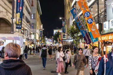 Tokyo, Japonya, 4 Kasım 2023: Renkli Sancaklarla Yaşayan Tokyo Alışveriş Sokağında Akşam Ambiansı