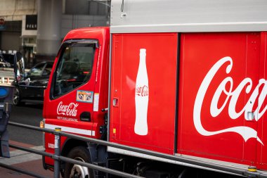 Tokyo, Japonya, 4 Kasım 2023: Yoğun Cadde 'deki Coca-Cola Teslimat Aracı