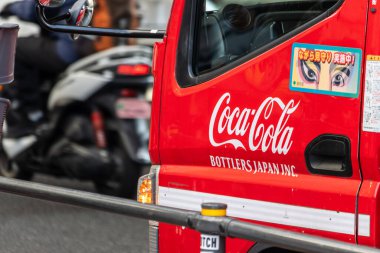Tokyo, Japonya, 4 Kasım 2023: Yoğun bir caddede Coca-Cola Teslimat Aracının Yakın Çekimi