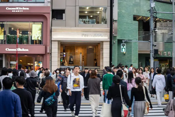 Tokyo, Japonya, 4 Kasım 2023: Tokyo 'nun Alışveriş Alanında Kalabalık Yayalar Geçidi