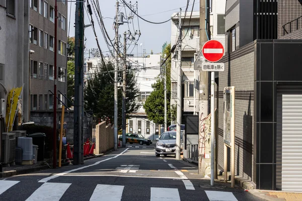 Tokyo, Japonya, 4 Kasım 2023: Tokyo Mahallesine Giriş Yasağı İşareti Verilen Sessiz Konut Caddesi