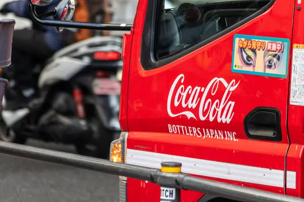 Tokyo, Japonya, 4 Kasım 2023: Yoğun bir caddede Coca-Cola Teslimat Aracının Yakın Çekimi
