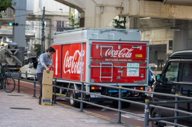 Tokyo, Japonya, 4 Kasım 2023: Markalı Kamyon 'dan Coca-Cola Ürünleri İndiren Teslimatçı