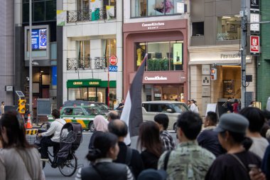 Tokyo, Japonya, 4 Kasım 2023: Ginza İlçesinde yayalar ve taksilerle Bustling Caddesi Sahnesi