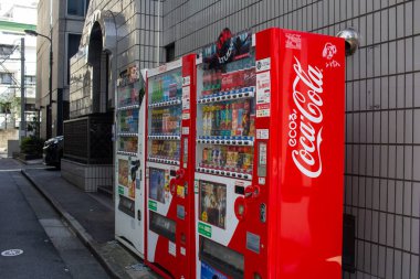 Tokyo, Japonya, 4 Kasım 2023: Tokyo Alley 'de Vibrant Coca-Cola Otomatları Sıralandı