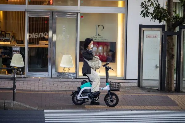Tokio Japón Noviembre 2023 Mujer Una Bicicleta Eléctrica Moderna Esperando Imagen De Stock