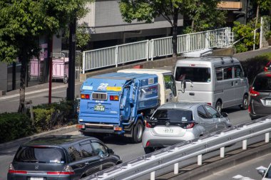 Tokyo, Japonya, 4 Kasım 2023: Tokyo Caddesi 'nde Yoğun Mavi Çöp Kamyonu
