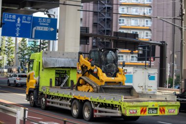 Tokyo, Japonya, 4 Kasım 2023: Yellow Skid Dümen Yükleyicisi Şehir Tokyo 'da Flatbed Truck' ta