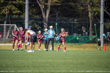 Tokyo, Japonya, 4 Kasım 2023: Stratejik Oyunda Kestane Takımıyla Dinamik Kadınlar Rugby Oyunu