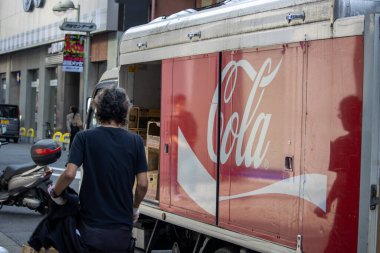 Tokyo, Japonya, 4 Kasım 2023: Coca-Cola Teslimat Kamyonu Yoğun Tokyo Caddesi 'ne Boşaltılıyor