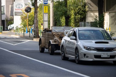 Tokyo, Japonya, 4 Kasım 2023: Gümüş Subaru Impreza Arkaplanda geleneksel Rickshaw ile Tokyo Caddesi 'nde Araba Kullanıyor
