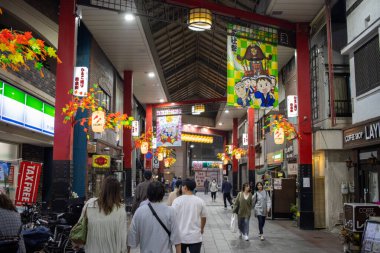 Tokyo, Japonya, 4 Kasım 2023: Tokyo 'da Anime Sancakları ve Sonbahar Dekorasyonları ile Hareketli Alışveriş Salonu