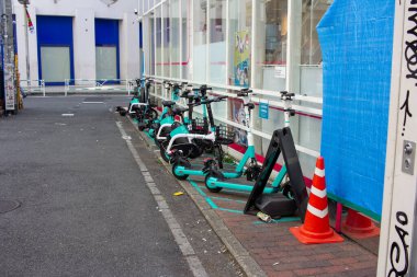Tokyo, Japonya, 4 Kasım 2023: Tokyo Caddesi 'nde Güvenlik Konileri ve Engelleri Olan Organize E-Scooter Kiralama İstasyonu