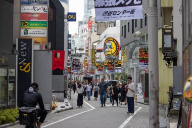 Tokyo, Japonya, 4 Kasım 2023: Shibuya 'da Yayalar ve Renkli İşaretlerle Dolu Sokak Sahnesi