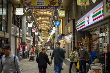 Tokyo, Japonya, 4 Kasım 2023: Çeşitli Dükkanlar ve Yayalarla Dolu Alışveriş Salonu