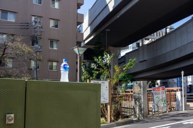 Tokyo, Japonya, 4 Kasım 2023: Aqua Su Şişesi ile Kentsel Peyzaj Üstgeçidi