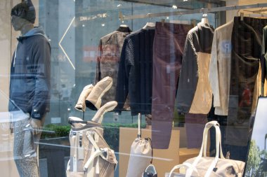 Tokyo, Japonya, 4 Kasım 2023: Sonbahar Koleksiyonlu Moda Penceresi