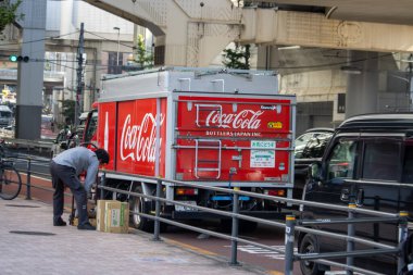 Tokyo, Japonya, 4 Kasım 2023: Coca-Cola dağıtım kamyonu