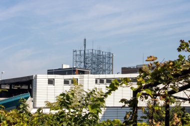 Tokyo, Japonya, 4 Kasım 2023: Ofis Binalarının Arkasında Endüstriyel İskele