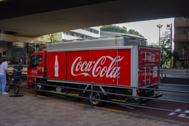 Tokyo, Japonya, 4 Kasım 2023: Coca-Cola Teslimat Aracı