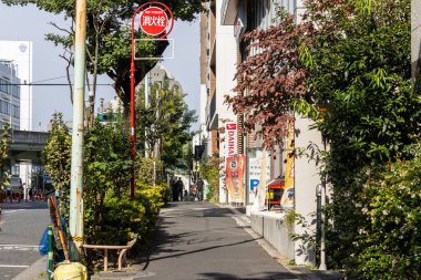 Tokyo, Japonya, 4 Kasım 2023: Yangın musluğu ve Yerel Dükkanlı Şehir Sokak Sahnesi