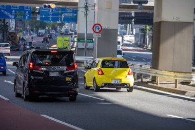 Tokyo, Japonya, 4 Kasım 2023: Otoyolda arabalı şehir trafiği