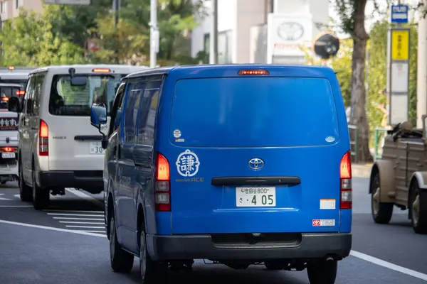 Tokyo, Japonya, 4 Kasım 2023: Mavi Toyota aracı odaklı trafik sıkışıklığı