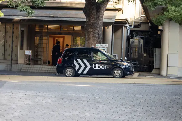 2023 Uber 차량이 거리에 주차되었습니다 로열티 프리 스톡 사진