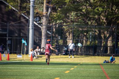 Tokyo, Japonya, 4 Kasım 2023: Rugby Oyuncusunun Maç Sırasındaki Tekme Topu