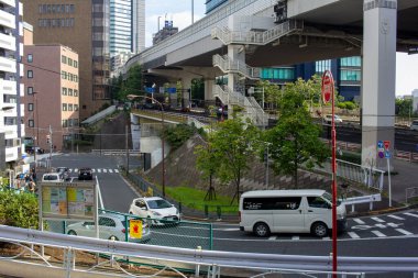 Tokyo, Japonya, 4 Kasım 2023: Üstgeçitli Şehir Manzarası ve Trafik