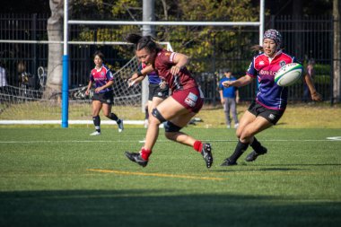 Tokyo, Japonya, 4 Kasım 2023: Bir maç sırasında kadın rugby oyuncuları sahada