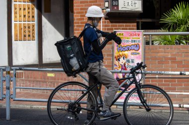 Tokyo, Japonya, 4 Kasım 2023: Uber Eats Bisikletli Teslimat Kişi