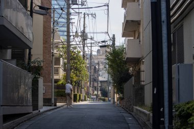 Tokyo, Japonya, 4 Kasım 2023: Pedestrian ve Power Lines ile Sokak Sahnesi
