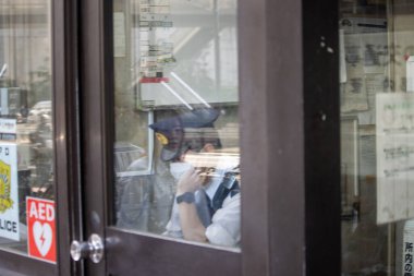 Tokyo, Japonya, 4 Kasım 2023: Cam Kapıdaki Bir Polisin Yansıması